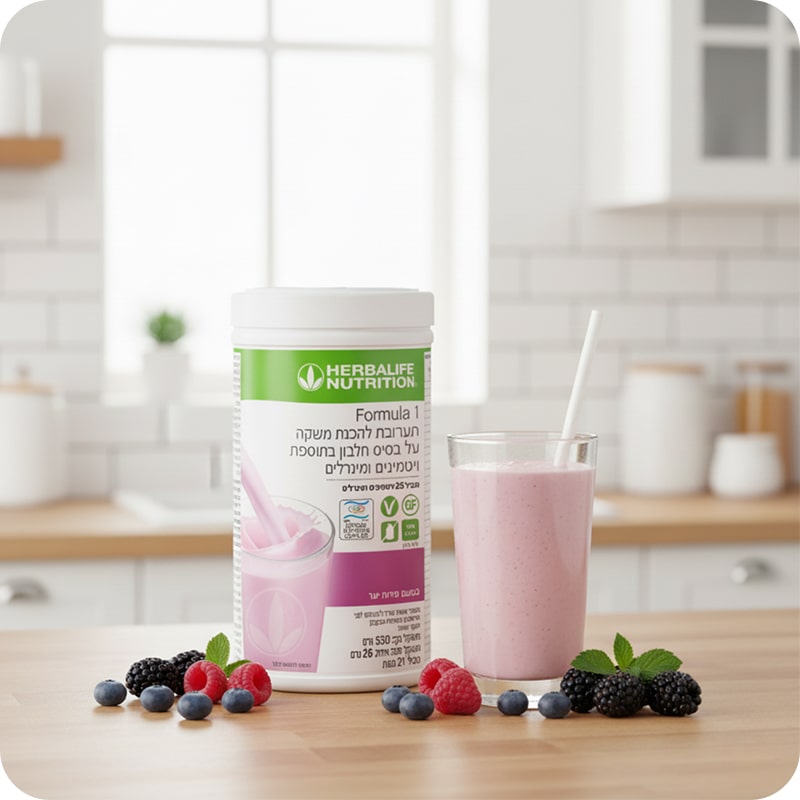 שייק הרבלייף בטעם פירות יער בכוס לצד פירות יער באור טבעי במטבח