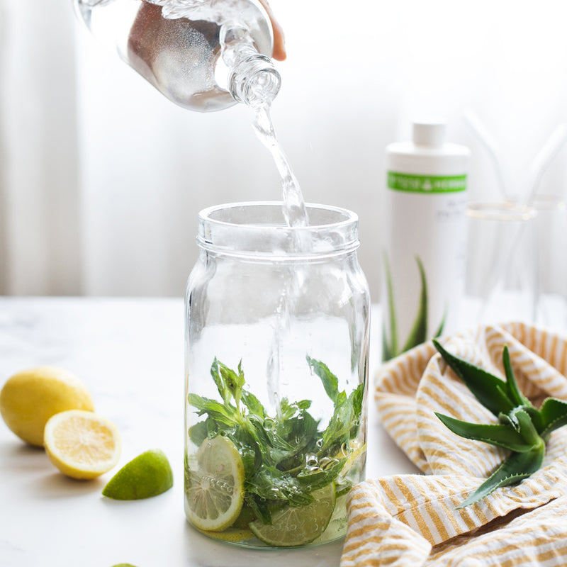 משקה אלוורה הרבלייף טבעי נמזג לכוס